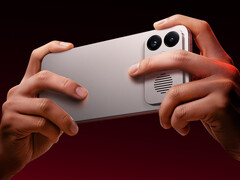 Nehéz lenne nem blokkolni a hűtőventilátor szellőzőnyílásait a Redmi K90 Max (képen) tartása közben