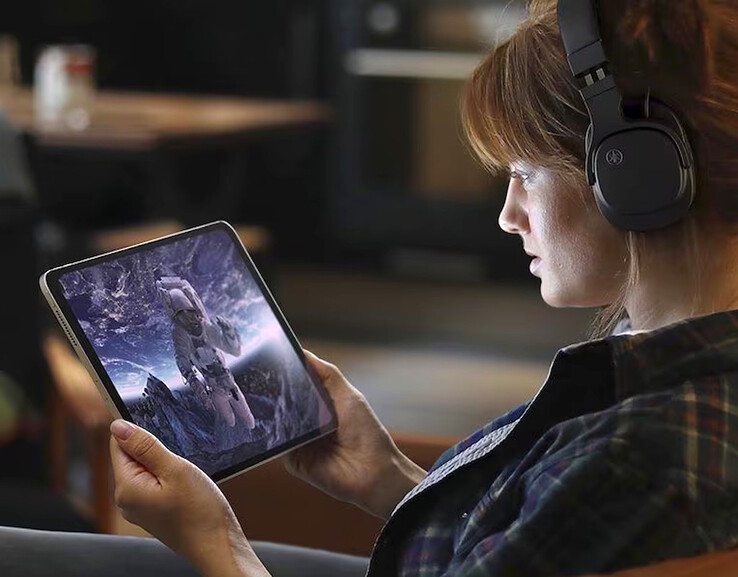 A Yamaha YH-L500A fejhallgató támogatja a vezetékes 3,5 mm-es kábeles és a vezeték nélküli Bluetooth 5.4 kapcsolatot. (Kép forrása: Yamaha)