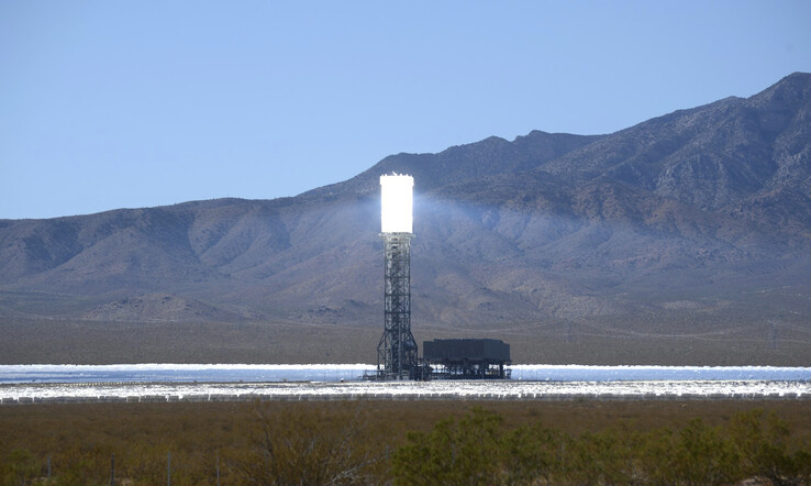 Az Ivanpah naperőmű a Mojave-sivatagban, a Kalifornia-Nevada határ közelében (a képen), több hektárnyi heliosztáttal. (A kép forrása: Laura Ockel on Unsplash)