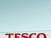 A Tesco külső felirata a tiszta égbolton (Kép forrása: Simone Hutsch via Unsplash)