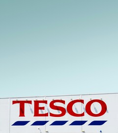 A Tesco külső felirata a tiszta égbolton (Kép forrása: Simone Hutsch via Unsplash)