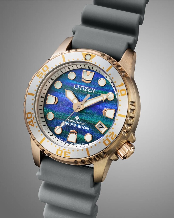 Az egyirányú lünetta világos percjelzéssel és 12 óránál világító pipával rendelkezik.