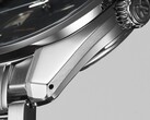 A Grand Seiko SBGA531 oldalnézete, amelyen látható a 40 mm-es rozsdamentes acél tok, a korona, valamint a csiszolt és szálcsiszolt felületek.