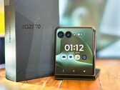 A külső kijelző a Razr Ultra 2026-ból származik; más területeken a Razr Plus 2026 spórol, hogy alacsonyabb maradjon az ára.