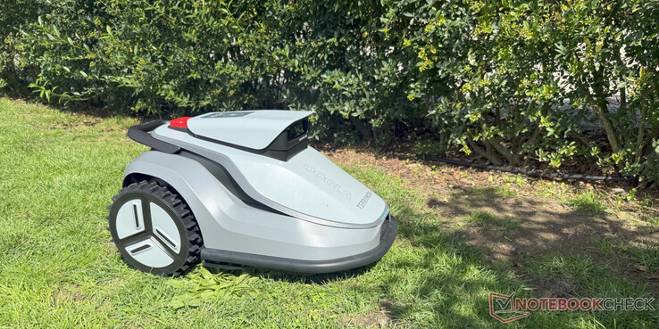 TerraMow V1000 robotfűnyíró munka közben