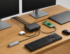 Belkin 12-in-1 dokkoló, amely egy laptophoz, két monitorhoz és egyéb perifériákhoz csatlakozik egy asztali számítógépes konfigurációban