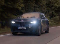 A BMW iX3 elektromos SUV lenyűgöző, 626 mérföldes hatótávolságot ért el, és még mindig 12 mérföld van hátra az óráján. (Kép forrása: BMW Group via YouTube)