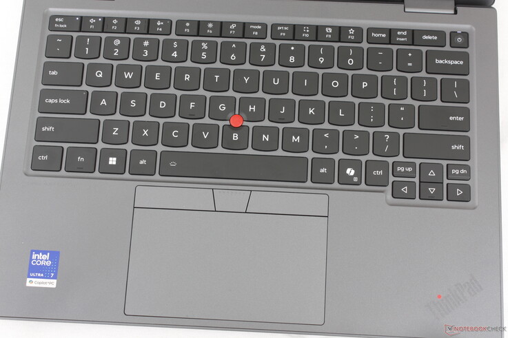 Kényelmes billentyűzet 1,5 mm-es billentyűút-hosszal és a ThinkPad X1 2-in-1 Gen 10-nél valamivel nagyobb érintőpaddal (12 x 6,5 cm szemben a 12 x 5,6 cm-rel)