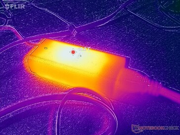 Az AC-adapter hőmérséklete meghaladja a 48 °C-ot, ha nagy terhelés mellett működik