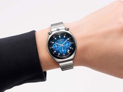 Egy kék színátmenetes számlapú, rozsdamentes acél szíjas Citizen Tsuno Chronograph karóra csuklón viselve, fehér háttér előtt.