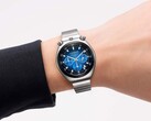 Egy kék színátmenetes számlapú, rozsdamentes acél szíjas Citizen Tsuno Chronograph karóra csuklón viselve, fehér háttér előtt.