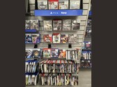 A GameStop egyik polcsora, tele fizikai PS3-játékokkal