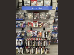 A GameStop egyik polcsora, tele fizikai PS3-játékokkal
