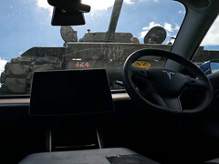 A Sherman tank átmászik egy Tesla Model 3 felett. (Kép forrása: LBD/YT)
