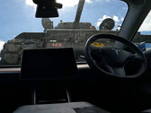 A Sherman tank átmászik egy Tesla Model 3 felett. (Kép forrása: LBD/YT)