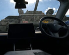 A Sherman tank átmászik egy Tesla Model 3 felett. (Kép forrása: LBD/YT)