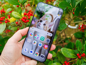 A szabadban, felhős ég alatt