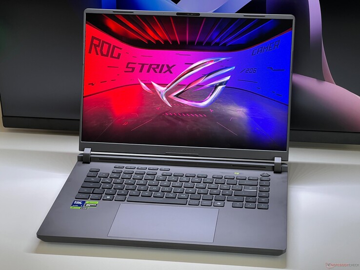 Asus ROG Strix G16 G615 által áttekintett Notebookcheck