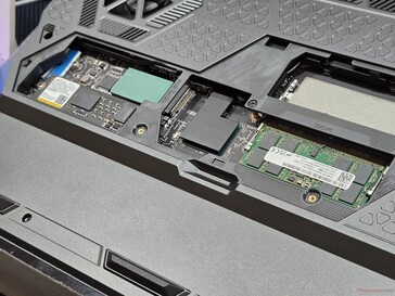 Közvetlen hozzáférés a RAM- és SSD-helyekhez