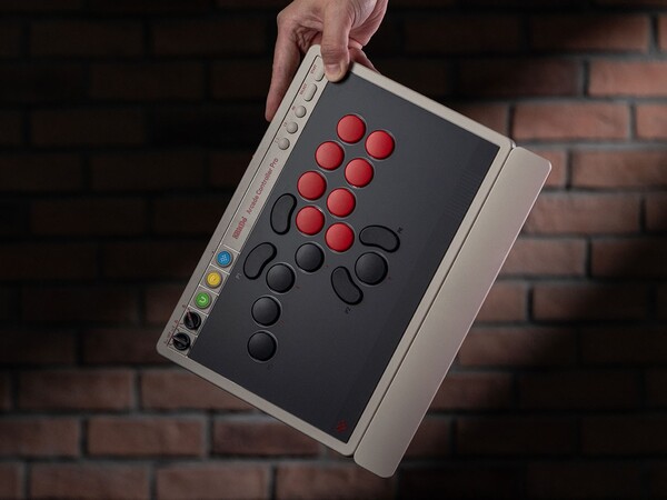Az 8BitDo Arcade Controller Pro mágneses csuklótámaszt tartalmaz.
