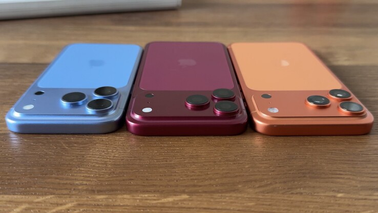 Az iPhone 18 Pro Max makettje és az iPhone 17 Pro Max közvetlen összehasonlításában a vastagabb kameramodul tűnik ki.