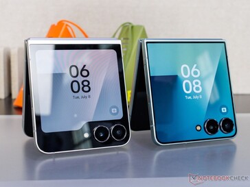 Galaxy Z Flip 7 FE (L) és Flip 7 (R) egymás mellett ((kép forrása: Notebookcheck)