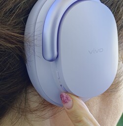 A Vivo fülre helyezhető fejhallgatója a fizikai gomboknak köszönhetően megbízhatóan működtethető