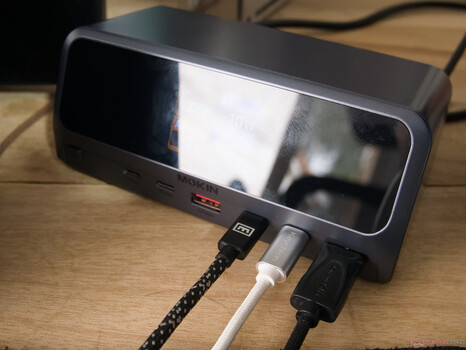 A MOKiN USB-C dokkolóállomás kijelzője vonzza az ujjlenyomatokat és a tükröződéseket