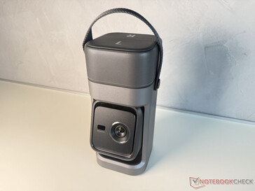 Az állítható vetítőegység alul, a két levehető sztereó hangszóró felül