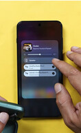 A OnePlus „Dual Audio” funkciója működés közben: két pár vezeték nélküli fülhallgató csatlakoztatva egyszerre, és a közös hallgatás engedélyezve.