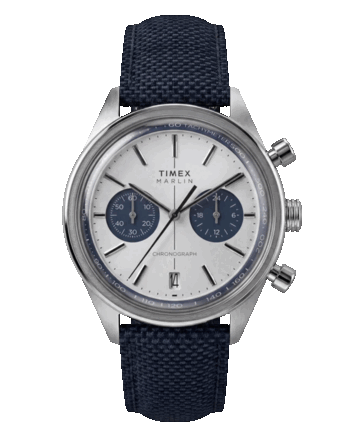Timex Marlin Jet Chronograph TW2Y89900 ezüstfehér, dombornyomott számlappal, sötétkék kronográf kis számlapokkal, dátumablakkal a 6 órás pozícióban és sötétkék szövet szíjjal.