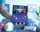 A Retro Game Corps munkatársa, Russ kezében a Retroid Pocket Flip 2 kézi játékkonzol lila színben, a képernyőn egy Sega Genesis emulátor kezelőfelülettel. (A kép forrása: Retro Game Corps a YouTube-on)