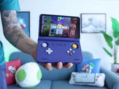 A Retro Game Corps munkatársa, Russ kezében a Retroid Pocket Flip 2 kézi játékkonzol lila színben, a képernyőn egy Sega Genesis emulátor kezelőfelülettel. (A kép forrása: Retro Game Corps a YouTube-on)