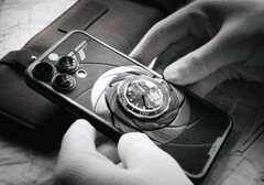 A Caviar egy Apple iPhone-t és egy Omega Seamaster-t kombinál. (Kép forrása: Caviar)