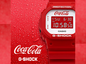 A régebbi Casio G-Shock x Coca Cola kollab - a DW5600CC23-4, a képen a Coca-Cola és a G-Shock logók mellett, piros háttér előtt. (Kép forrása: Casio - szerkesztve) 
