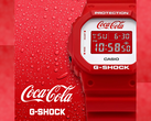 A régebbi Casio G-Shock x Coca Cola kollab - a DW5600CC23-4, a képen a Coca-Cola és a G-Shock logók mellett, piros háttér előtt. (Kép forrása: Casio - szerkesztve)