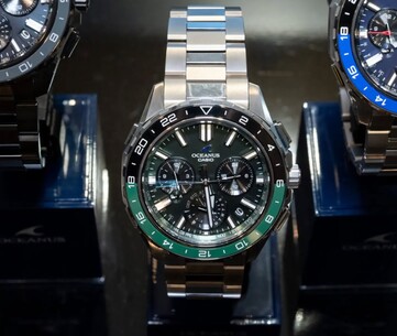 A Casio Oceanus OCW-P3000 zöld karóra elölről látható, zöld és fekete számlappal, valamint kétszínű kerámia kerettel.