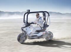 A BMW Vision CE 01 azt állítja, hogy a sisakot és a védőfelszerelést a megbízható biztonsági öv és a bukókeret váltja fel (Kép forrása: BMW)