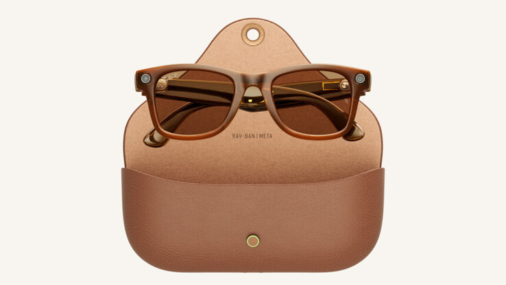 Ray-Ban Meta Wayfarer okosszemüveg és töltőtáskája.