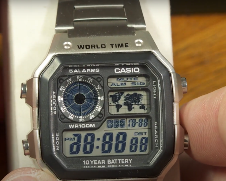 A Casio AE1200 sorozatú órák rendelkeznek egy diagnosztikai üzemmóddal, amely akkor kapcsol be, ha a bal oldali és a jobb alsó gombot együttesen megnyomja. (Kép forrása: Greg Anderson - The Good Timekeeper via YouTube)