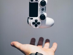 Bár a PS6 DualSense 2-je megtarthatja az itt látható eredeti DualSense alakját, a Sony esetleg új kapacitív vezérlőket is tesztelhet.