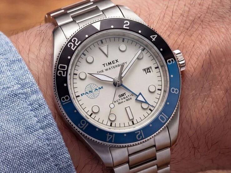 A csuklón látható Timex Pan Am Waterbury Automatic GMT karóra