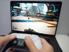 Egy személy játszik Cyberpunk 2077-et egy MacBookon DualSense vezérlővel, bemutatva a natív játékteljesítményt a macOS alatt. (Kép forrása: Andrew Tsai / YouTube)