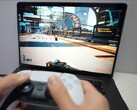 Egy személy játszik Cyberpunk 2077-et egy MacBookon DualSense vezérlővel, bemutatva a natív játékteljesítményt a macOS alatt. (Kép forrása: Andrew Tsai / YouTube)