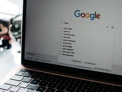 Laptop, amelynek böngészőablaka nyitva van, és a képernyőn a Google kezdőlapja látható