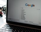 Laptop, amelynek böngészőablaka nyitva van, és a képernyőn a Google kezdőlapja látható