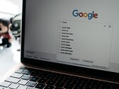 Laptop, amelynek böngészőablaka nyitva van, és a képernyőn a Google kezdőlapja látható