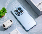 A Redmi Note 15 Pro Plus azúrkék színben. (Kép forrása: Xiaomi)