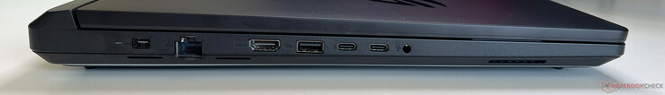 Balra: tápegység, Gigabit Ethernet, HDMI 2.1, USB-A 3.2 Gen 2 (10 Gbit/s), 3,5 mm-es hangszóró