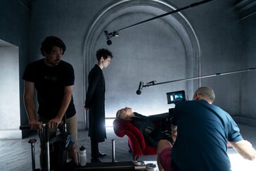 A forgatáson Tom Sturridge (Dream) két felvétel között egy újabb érzelmekkel teli jelenetre készül a hangulatos, gótikus környezetben.